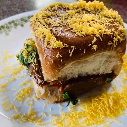 Kutchi Dabeli topped with sev
