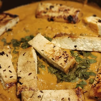 Close-up of creamy paneer methi matar malai gravy